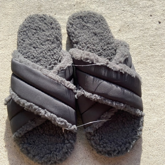 Aerie Fuzzy Grey Sandal Slippers NWOT - Picture 1 of 4